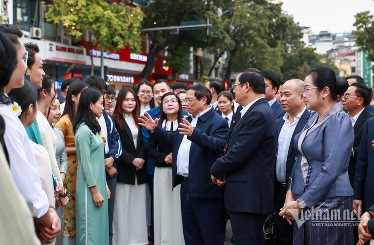 Sinh viên Khoa Khoa học Chính trị vinh dự được gặp gỡ Thủ tướng Việt Nam và Thủ tướng Lào