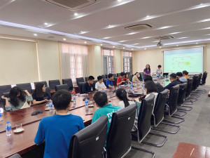 Giảng viên Khoa Khoa học Chính trị phát biểu cảm ơn Văn phòng DAAD tại Hà Nội. Ảnh - Ban Thư ký và Truyền thông Khoa Khoa học Chính trị