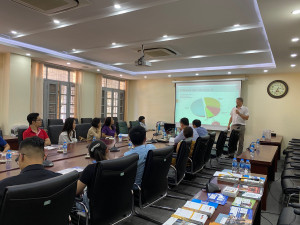 Trưởng Đại diện DAAD tại Hà Nội giới thiệu học bổng du học Đức và các tài liệu hỗ trợ
