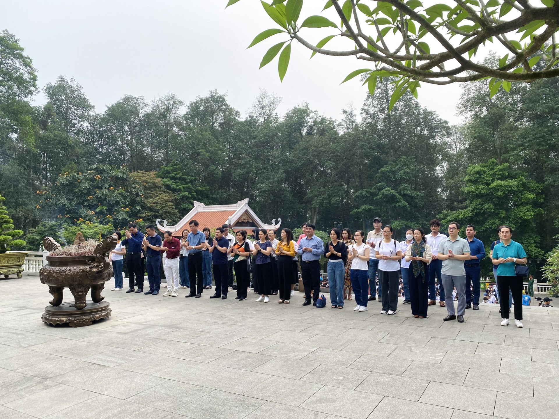 Khoa Khoa học Chính trị và lớp Giảng viên Tư tưởng Hồ Chí Minh dâng hương tưởng niệm Bác Hồ tại K9  Đá Chông