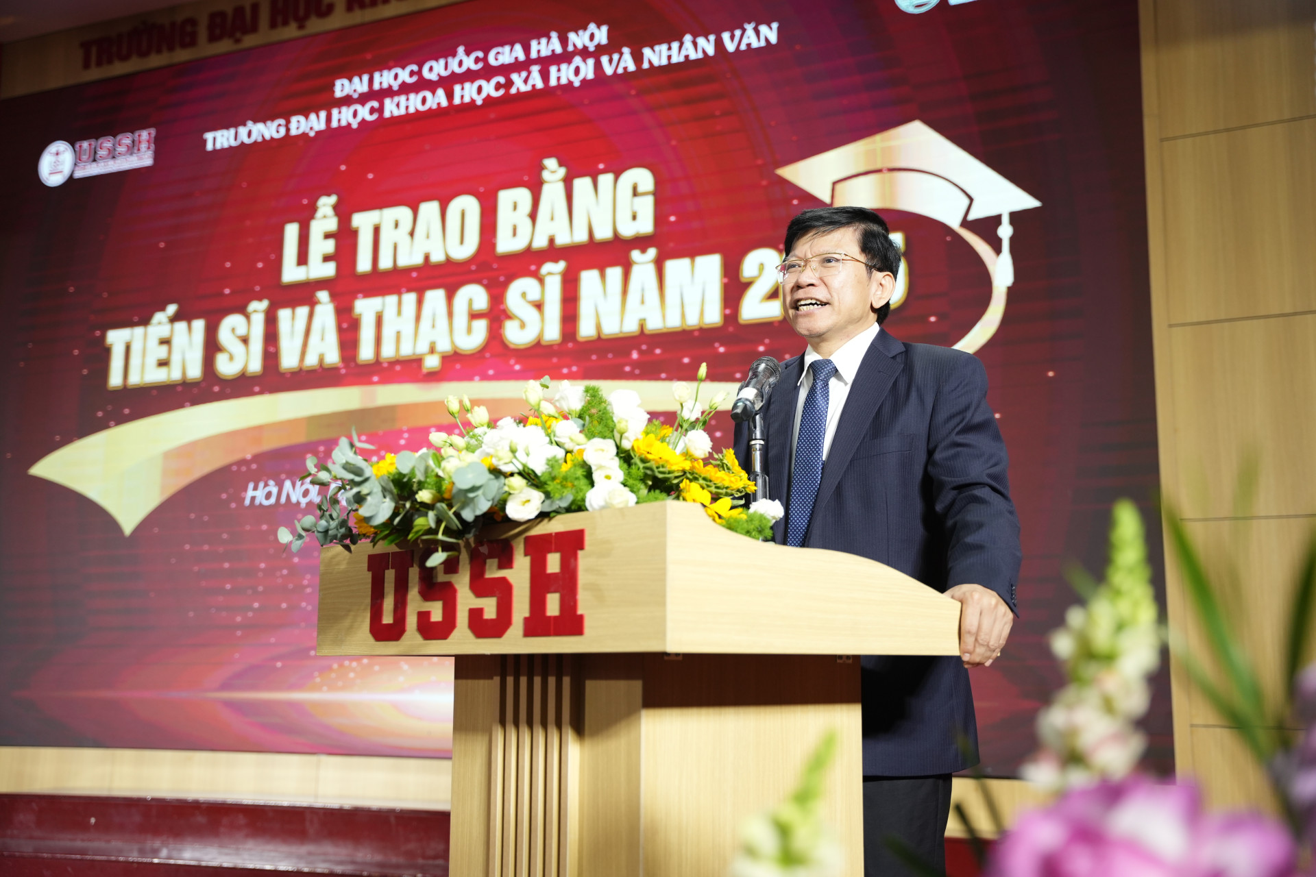 Chúc mừng 200 học viên, NCS của Trường ĐH KHXH&NV nhận bằng Thạc sĩ, Tiến sĩ năm 2025